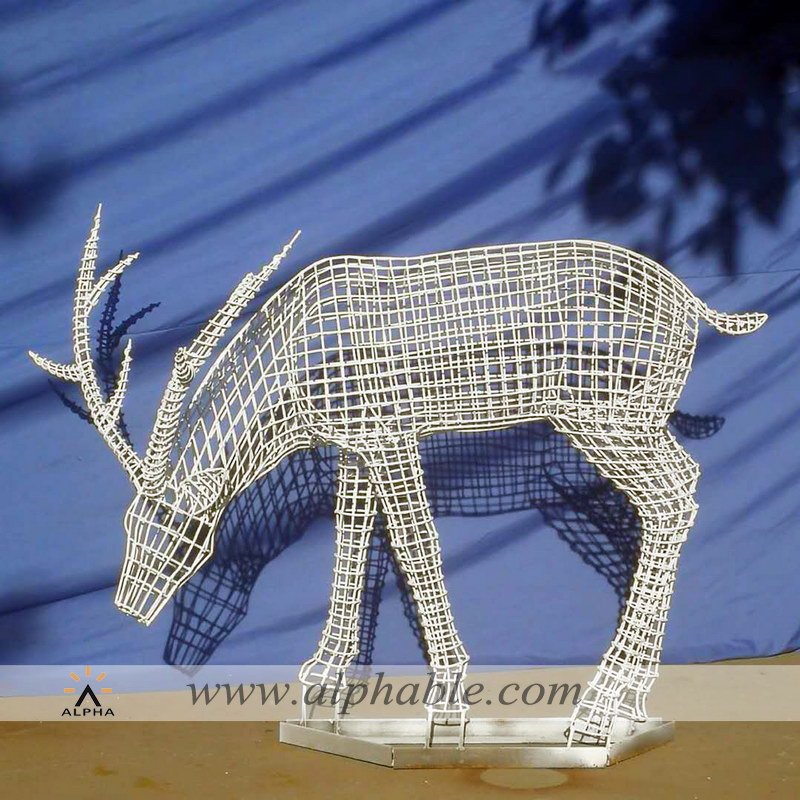 Metal wire garden sculpture STW-013